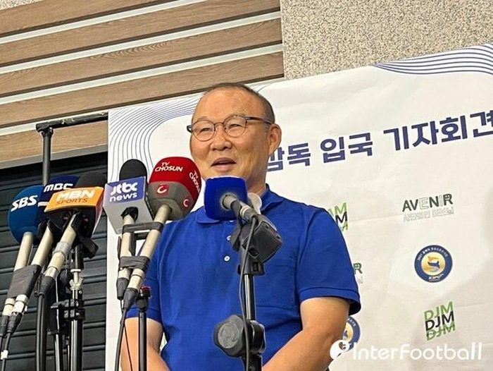  Ông Park chia sẻ: "Hôm nay tôi chính thức trở lại Hàn Quốc sau 5 năm 4 tháng dẫn dắt các đội tuyển Việt Nam. Đó là một hành trình thành công tốt đẹp. Tôi biết ơn đất nước và người hâm mộ Việt Nam". 