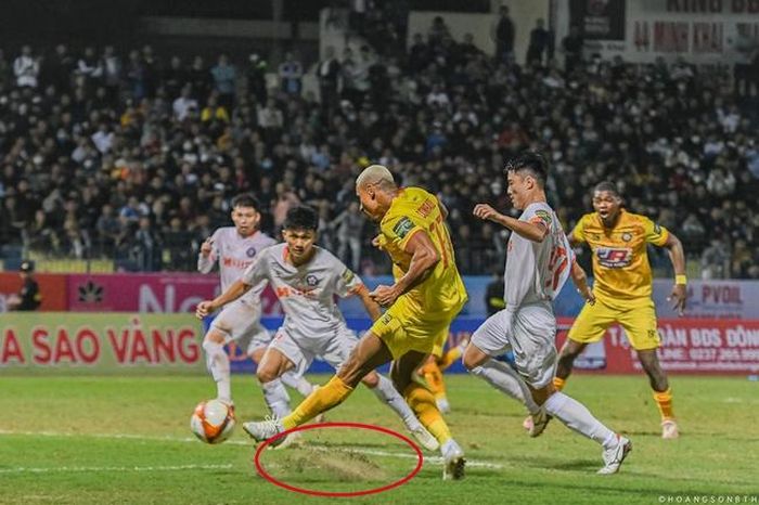 Nền sân Thanh Hóa hiện tại cũng không có chất lượng tốt (Ảnh: Hoàng Sơn/Báo Thanh Hóa)