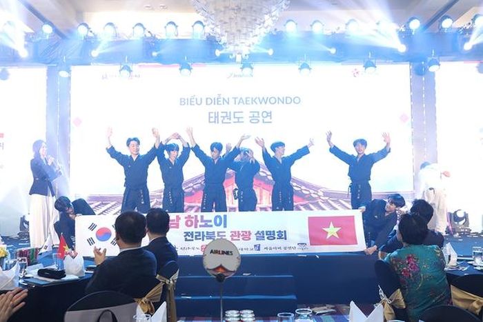 Biểu diễn Taekwondo tại Hội thảo