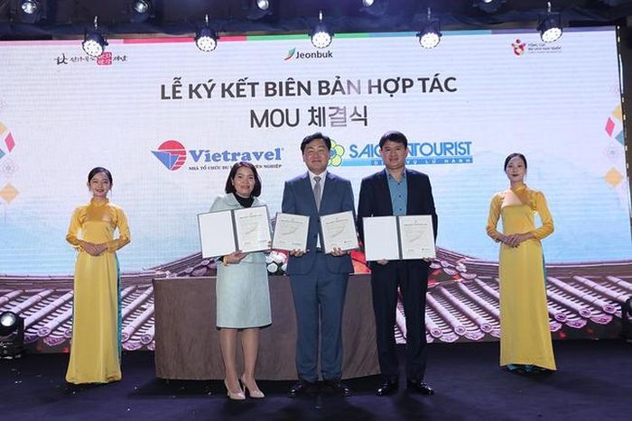 Lễ ký kết Biên bản ghi nhớ giữa tỉnh Jeonbuk và hai công ty du lịch của Việt Nam