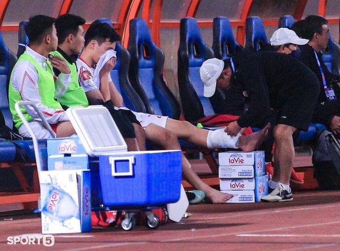 Văn Toản vào bóng bằng gầm giày khiến Hoàng Đức chấn thương nặng