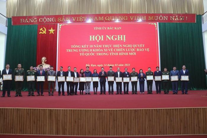 Lãnh đạo tỉnh Bắc Kạn trao bằng khen cho các tập thể có thành tích xuất sắc. 