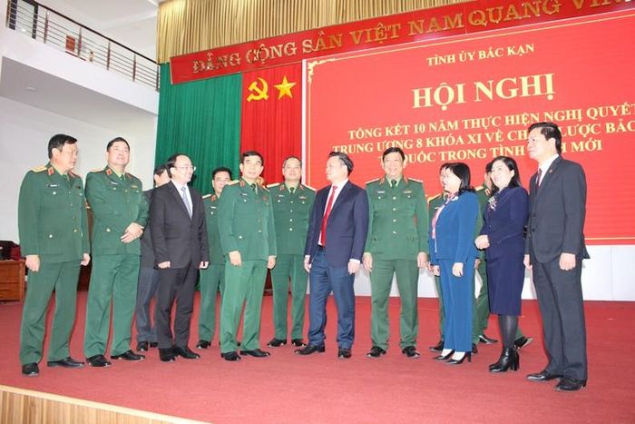 Đại tướng Phan Văn Giang nói chuyện với các đại biểu bên lề hội nghị. 