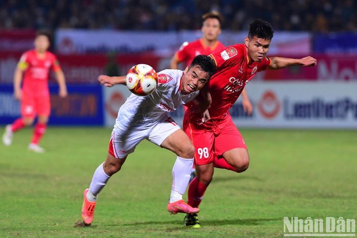 Hiệp 1 kết thúc với tỷ số 1-0 nghiêng về Viettel.