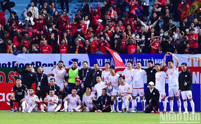 Lưu niệm chiến thắng tại vòng 3 V-League 2023 cùng người hâm mộ.