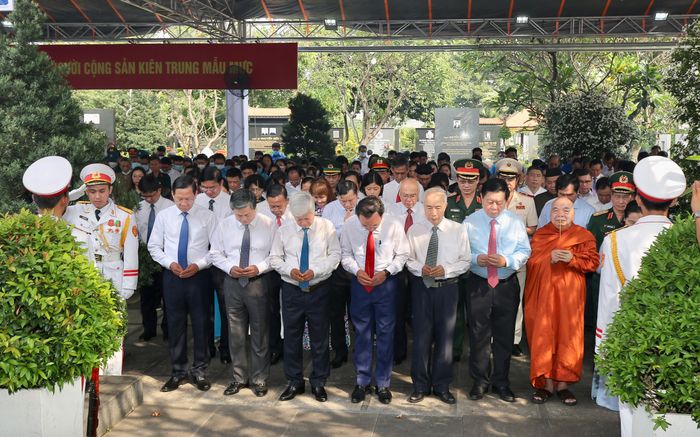 Các đại biểu dâng hương tại khu mộ đồng chí Huỳnh Tấn Phát. Ảnh: DŨNG PHƯƠNG
