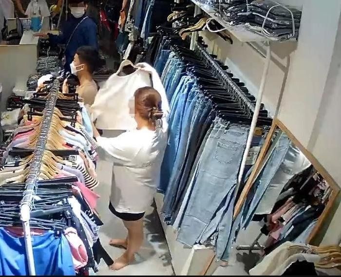 Cụ thể ở trường hợp này, một cô gái khác cũng vào shop quần áo xem đồ, lựa một món đồ vào phòng thử và phóng uế luôn ngay tại chỗ.