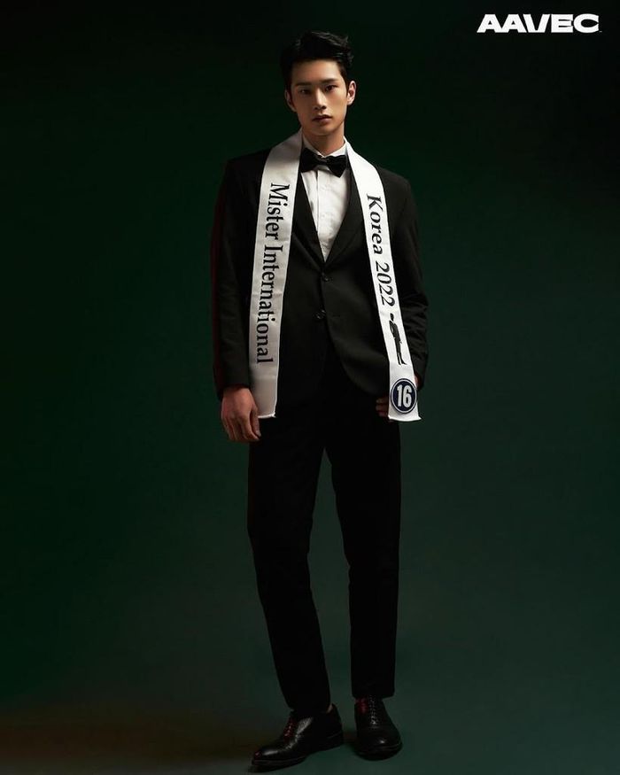 Trước khi tham gia Mister Global năm nay, Kim Hee Won đã tham gia cuộc thi Mister International Korea 2022 và giành vị trí quán quân.