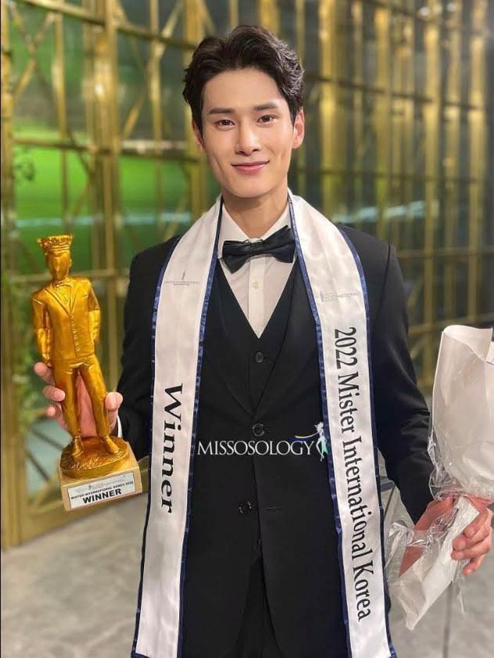 Ngoài việc lọt vào top 5 của cuộc thi Mister Global, Kim Hee Won còn được trao giải “Nụ cười duyên dáng nhất”.