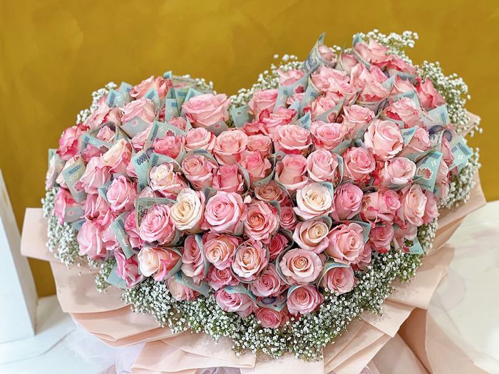 Đặc biệt có những bó ' hoa tiền' cũng được đặt hàng.