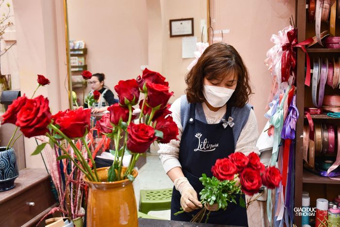 Vậy nên nhiều khách nam rất chịu chi cho ngày này với những đóa hoa hồng khổng lồ hàng trăm bông, thể hiện sự lãng mạn và gửi gắm thông điệp yêu thương sâu sắc đến nửa kia.
