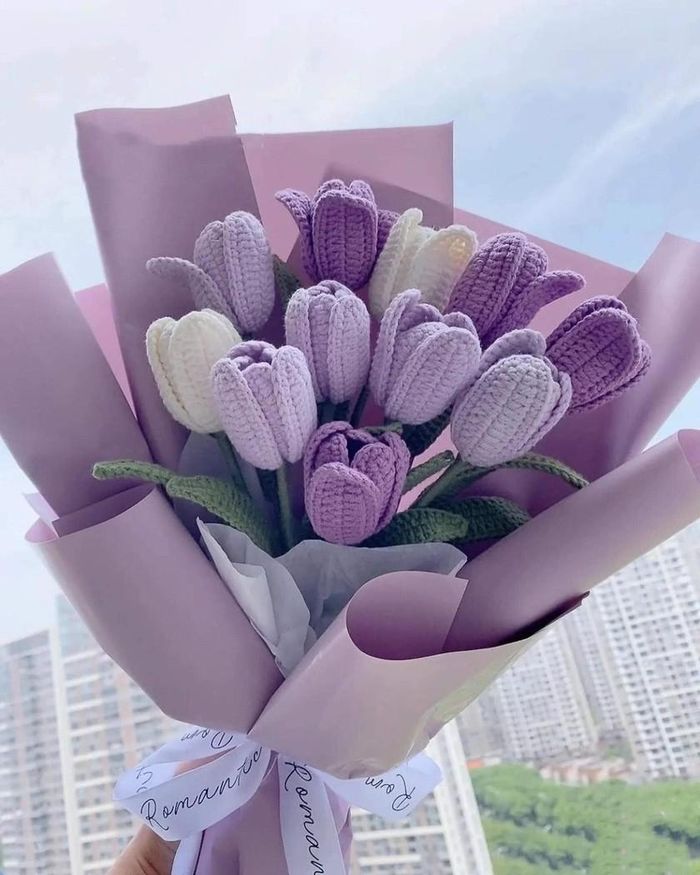 Sau hoa tươi, hoa được làm từ đồ chơi lắp ghép...đến lượt hoa len được yêu thích dịp Valentine năm nay.