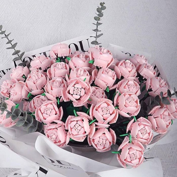 Một trong những món quà độc lạ năm nay, là hoa hồng được làm từ đồ chơi lắp ghép, không chỉ đẹp mà còn thể hiện tấm lòng của người tặng, với giá từ 200.000 đồng- 1,5 triệu đồng.