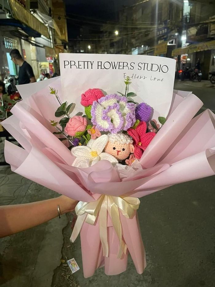 Giá của mỗi bó hoa len trong dịp Valentine dao động từ 100.000 - 300.000 đồng tùy vào kích thước và kiểu dáng hoa.