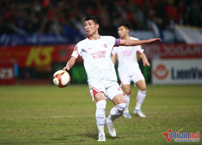 Nhưng chính Tiến Dũng lại là cầu thủ đánh đầu đốt lưới nhà ở cuối hiệp 2.