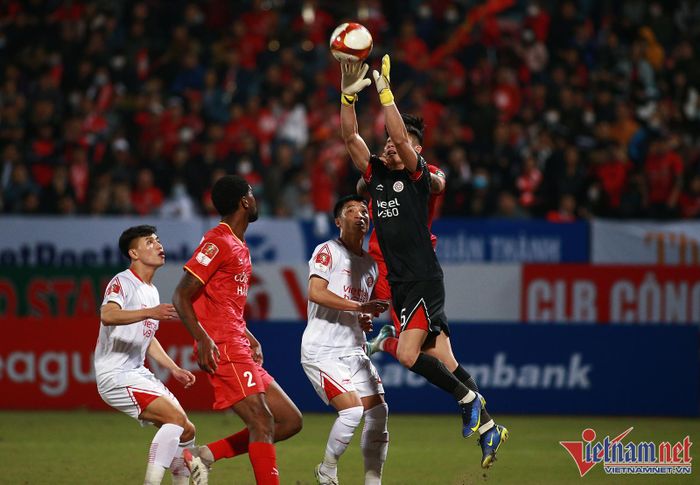 Văn Phong đã hoàn thành nhiệm vụ khi giúp Viettel thắng chung cuộc 2-1.
