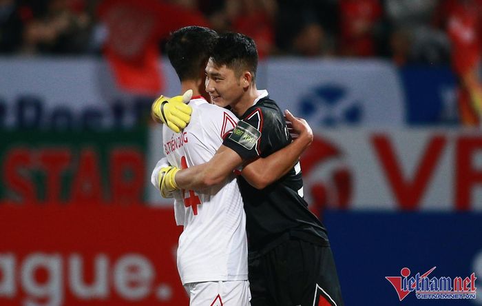 Dù vậy đây là pha bóng mà thủ quân Viettel không phải là người có lỗi hoàn toàn. Anh có một trận đấu đáng khen hơn là trách.
