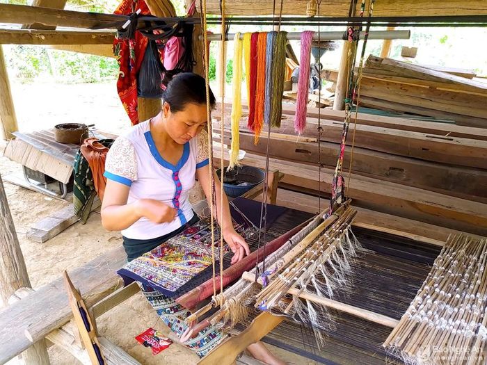 Người dân xã Na Loi duy trì nghề dệt thổ cẩm truyền thống. Ảnh: Hoài Thu