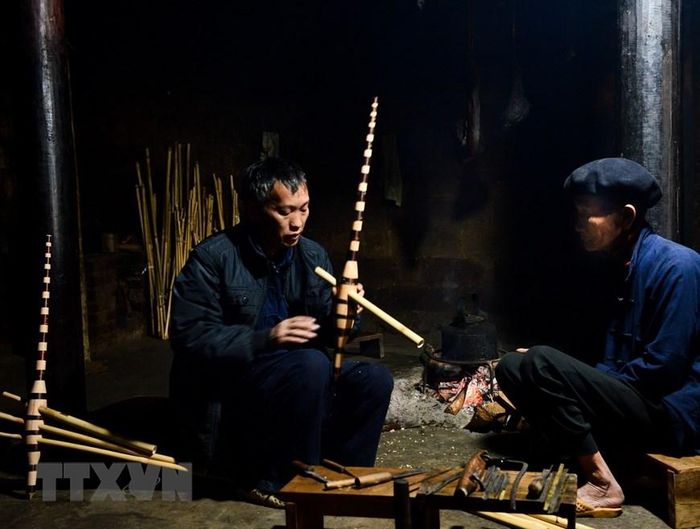  Nghề làm khèn của cha con ông Mua Mí Sình, thôn Sảng Pả B, thị trấn Mèo Vạc, huyện Mèo Vạc, tỉnh Hà Giang, được truyền từ đời này sang đời khác. (Ảnh: Nam Thái/TTXVN)