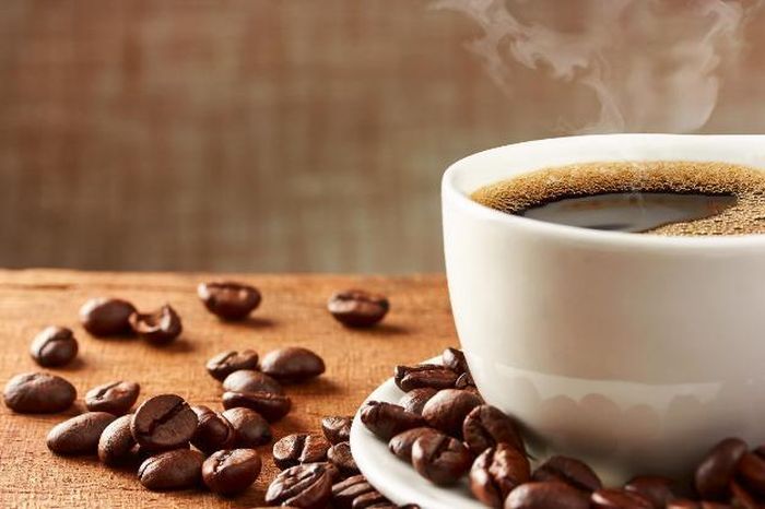 Caffein là chất kích thích có thể gây nhịp tim manh cần tránh sử dụng.