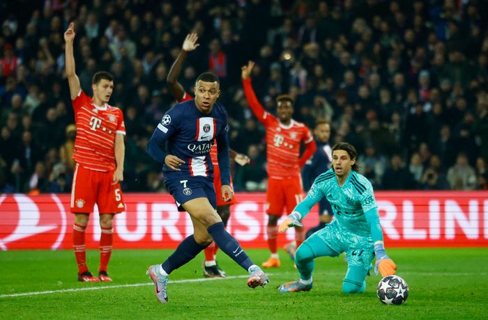  Trước đó, số 7 của PSG cũng làm tung mành lưới của Bayern sau một pha đệm cận thành. Tuy nhiên, anh không ăn mừng do đã quan sát thấy trọng tài biên căng cờ báo lỗi việt vị. 