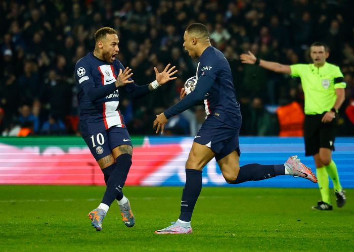  Tiền đạo người Pháp ăn mừng cuồng nhiệt cùng Neymar. Trọng tài chính Michael Oliver cũng chỉ tay về giữa sân để công nhận bàn thắng cho đội chủ nhà. 