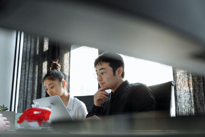 Nảy sinh tình cảm tại văn phòng không phải điều quá ngạc nhiên khi trung bình một người dành 90.000 giờ trong đời để làm việc. Ảnh: Thirdman/Pexels.