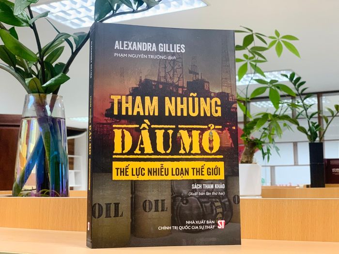  Sách Tham nhũng dầu mỏ - Thế lực nhiễu loạn thế giới của Alexandra Gillies. Ảnh: NC. 