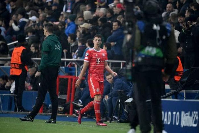 Pavard nhận thẻ đỏ ở cuối trận