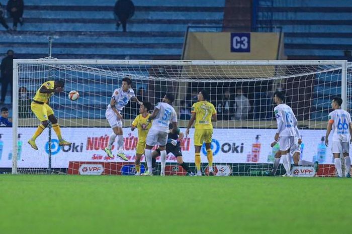 Brandao ghi bàn gỡ phút 90 ở Thiên Trường tối 14-2. Ảnh: Hoàng Linh