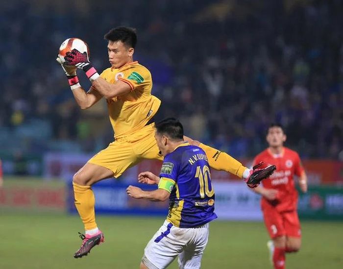 Thủ thành 26 tuổi cũng không có màn thể hiện tốt ở trận thua Hà Nội FC vòng 2. Ảnh: VPF