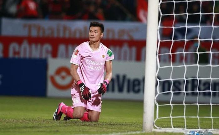 Bùi Tiến Dũng thủng lưới 2 bàn trước Viettel tối 14/2. Ảnh: VPF