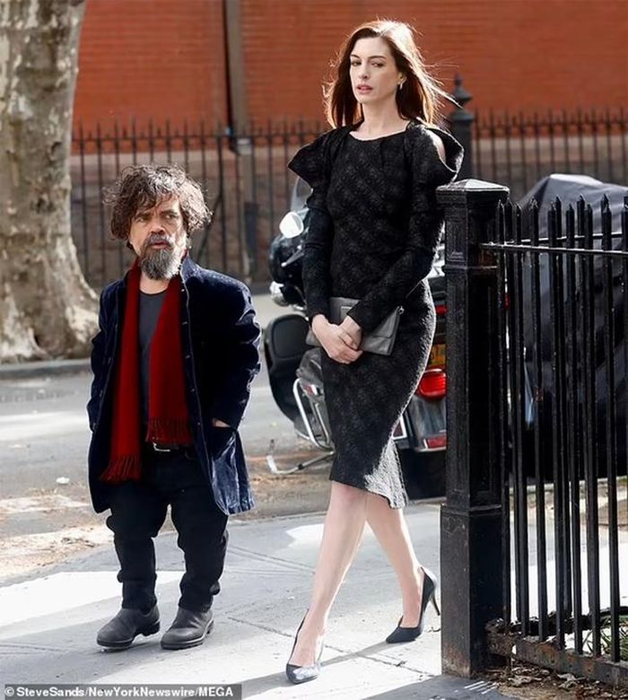 Peter Dinklage và Anne Hathaway trong phim “She Came To Me”