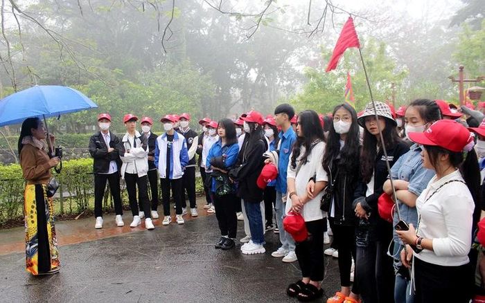 Học sinh hành hương về Lam Kinh tìm hiểu những giá trị lịch sử, văn hóa thời hậu Lê.