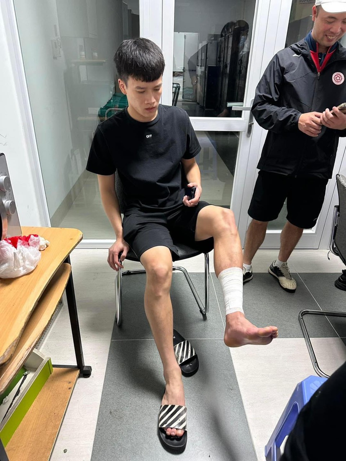Chấn thương của Hoàng Đức không đáng ngại. Ảnh: QUANG VIỆT