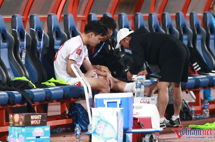 Các bác sĩ kiểm tra chấn thương của Hoàng Đức.