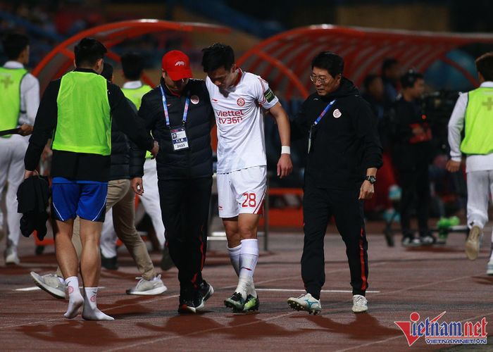 Đầu hiệp 2, Hoàng Đức bị đau nằm sân sau pha vào bóng nguy hiểm của Văn Toản. Sau đó tuyển thủ Việt Nam nỗ lực thi đấu nhưng do quá đau nên anh phải rời sân.