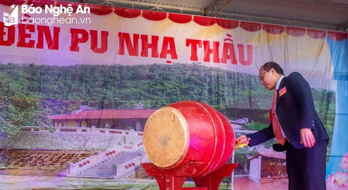 Đồng chí Vi Hòe - Bí thư Huyện ủy Kỳ Sơn đánh trống khai hội. Ảnh: Duy Khánh
