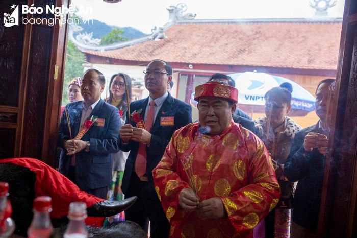 Lãnh đạo huyện Kỳ Sơn tiến hành lễ tế. Ảnh: Duy Khánh