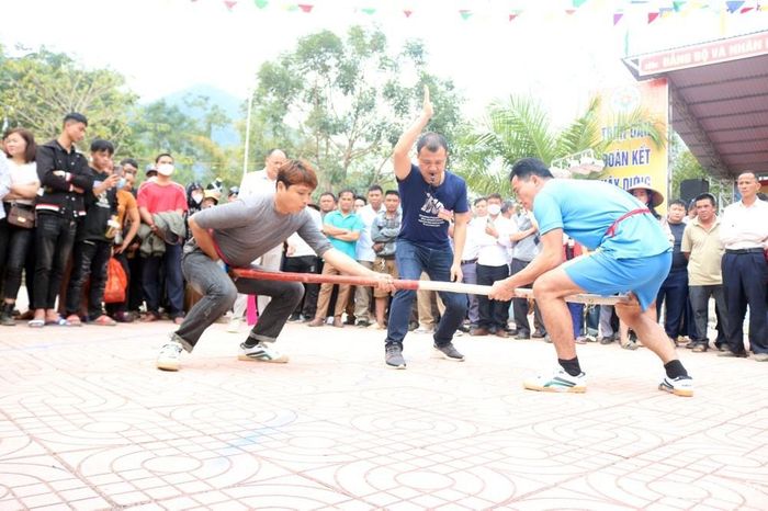 Đẩy gậy - một trong những trò chơi thu hút người xem tại lễ hội. Ảnh: Lữ Phú