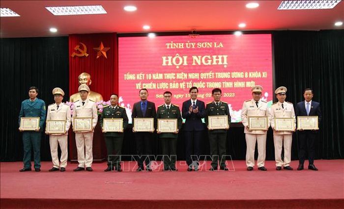 Chủ tịch UBND tỉnh Sơn La Hoàng Quốc Khánh trao tặng Bằng khen cho các tập thể và cá nhân đã có thành tích xuất sắc trong triển khai, thực hiện Nghị quyết Trung ương 8 (Khóa XI) về Chiến lược bảo vệ Tổ quốc trong tình hình mới.