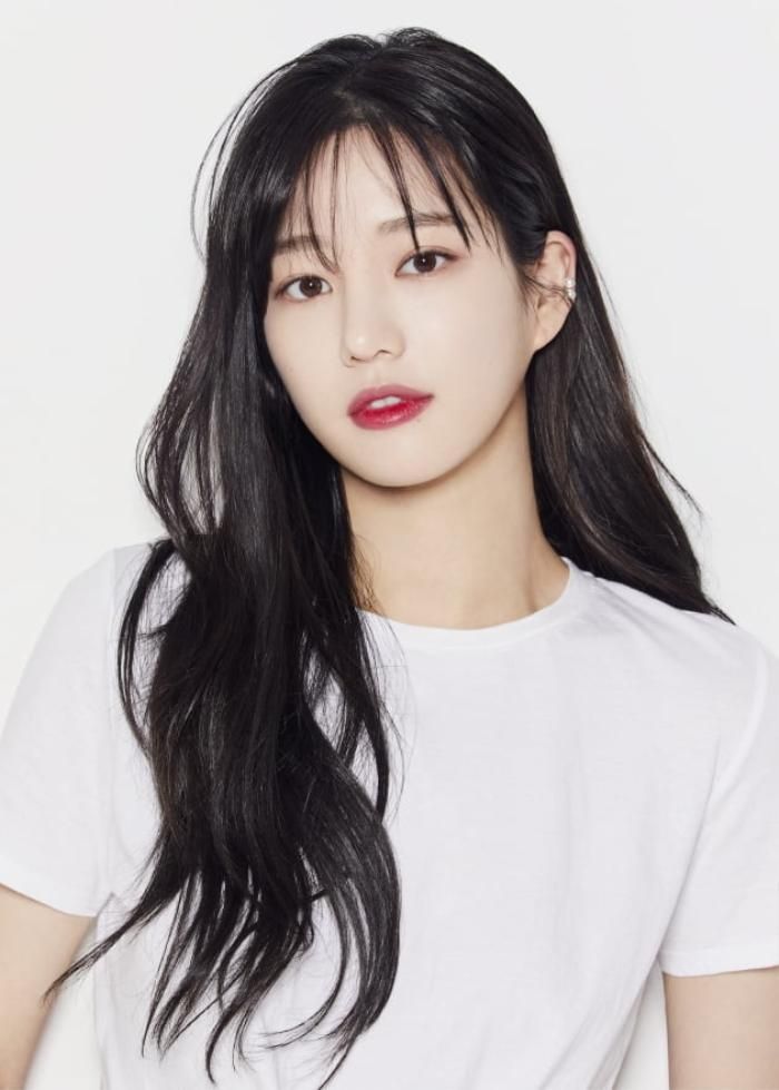 Lee Yoo Bi là chị gái của Lee Da In - vợ sắp cưới Lee Seung Gi. 