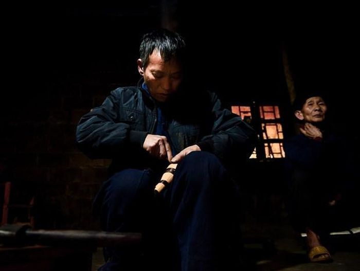 Gỗ được chọn làm bầu khèn có thớ gỗ thẳng, không cong vênh. Ảnh: Nam Thái/TTXVN