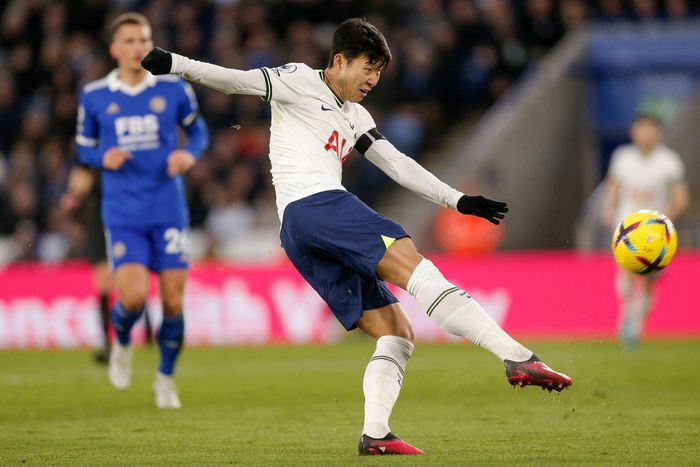  "Quãng sa sút của Son đã kéo dài. Lối chơi của Tottenham hiện tại, Perisic phần nào tác động đến phong độ của Son. Nhưng trên hết, tiền đạo Tottenham đã 30 tuổi, bắt đầu kém sắc sảo khi dứt điểm", Sky Sports viết. 