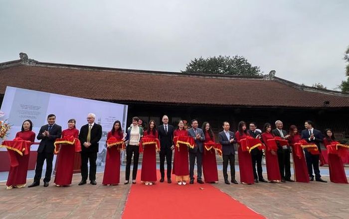 Cắt băng khai mạc Triển lãm. Ảnh: Đinh Thuận - TTXVN
