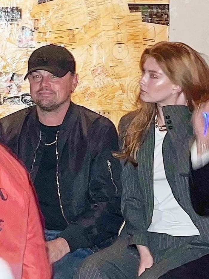 Eden Polani ngồi cạnh DiCaprio trong một sự kiện âm nhạc