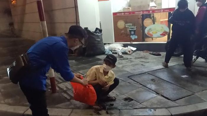 Pháp tham gia chương trình “Màu xanh yêu thương” thực hiện bán cây gây quỹ từ thiện cho những người vô gia cư trên địa bàn nội đô TP. Hà Nội của CLB “Luật gia Tương lai”, trường ĐH Văn hóa Hà Nội.