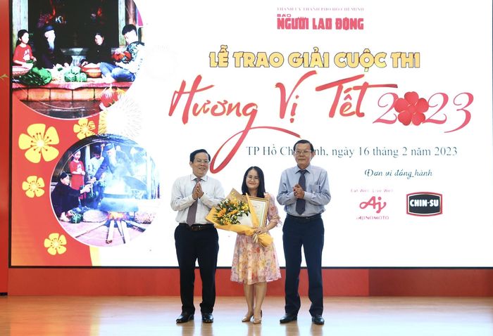 Chủ tịch Hội Nhà báo TPHCM Nguyễn Tấn Phong chúc mừng tác giả Như Hiền đoạt giải nhất cuộc thi