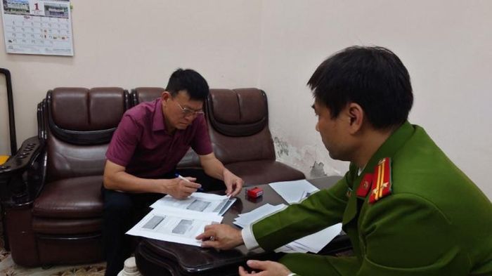 Ông Đào Hữu Long - Giám đốc Trung tâm đăng kiểm tỉnh TT-Huế (trái). Ảnh: HL