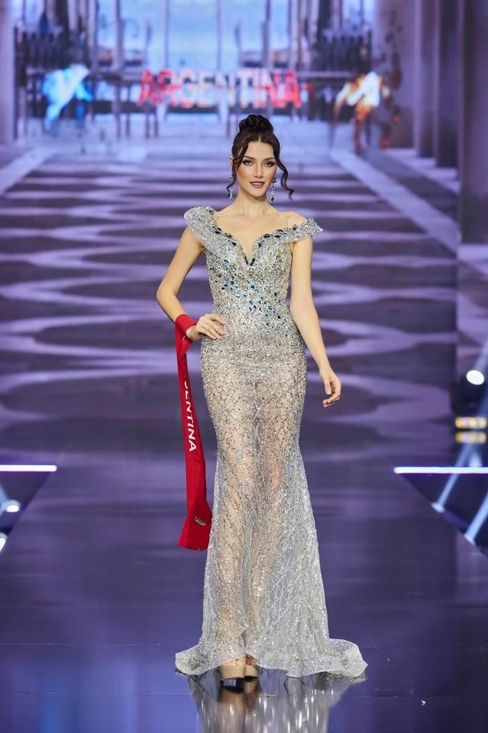 Bộ váy ánh bạc lấp lạnh rất đẹp của đại diện đến từ Argentina. 